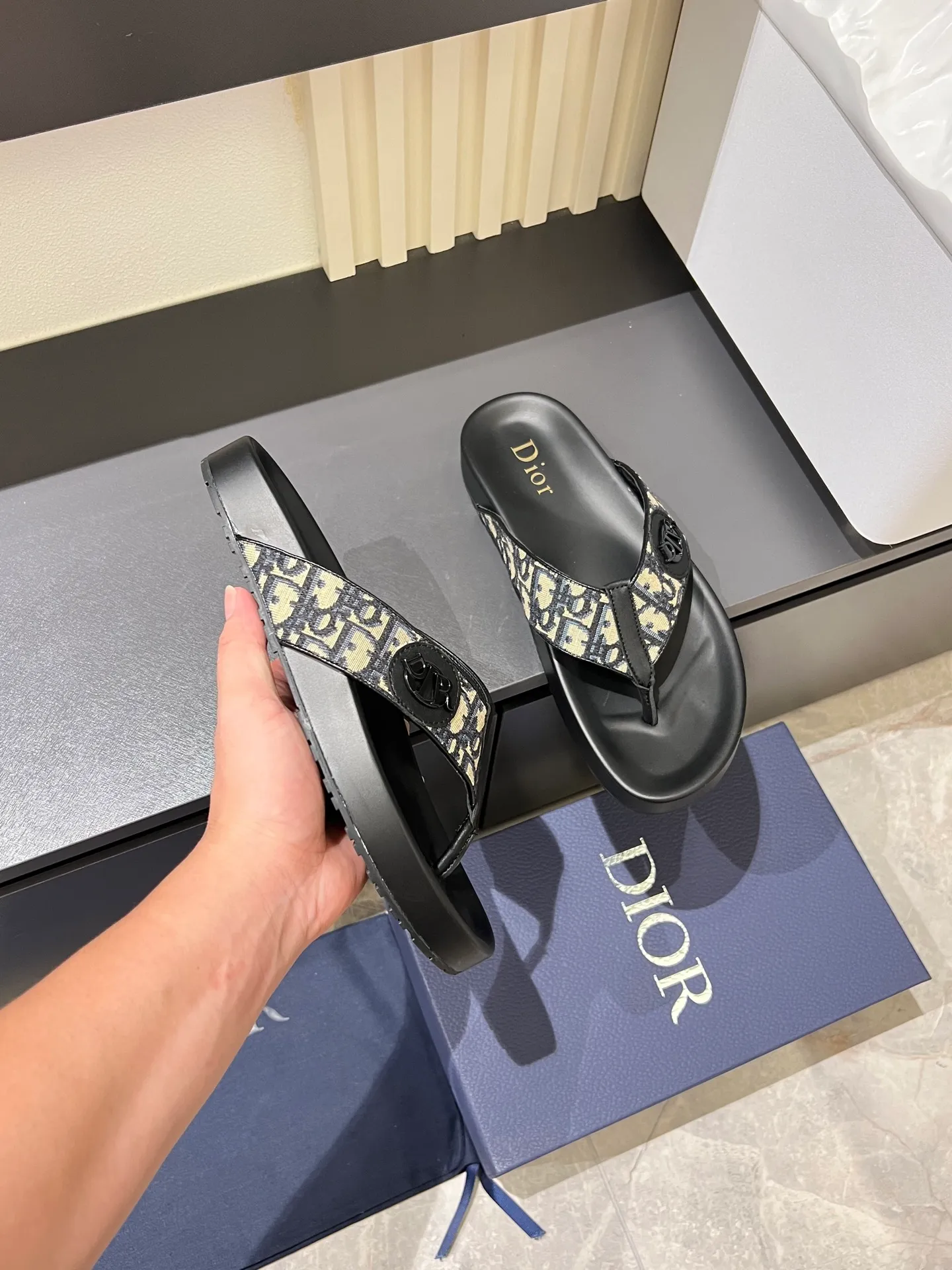Men's men's shoes 💰p300 Size 38-45 Dior Dior's latest H-Town series Oblique thick sole slippers sandals Original purchase development and production This Dior H-Town sandals pay tribute to the classic logo of sports style and highlight Dior's high-end spirit. Crafted from black rubber with a beige and black Oblique printed upper, it's accentuated with tonal calfskin details. The rubber sole incorporates a variety of elements and is embellished with the Dior logo for a refined, futuristic look. Can be worn with shorts or jeans. Comes with exquisite packaging at the counter 🛍📦 ▪️ Fabric: Original customized imported Oblique embroidery ▪️ Lining: Imported soft sheepskin ▪️ Sole: Original molded ultra-light foam material ▪️ Bottom thickness: 4CM